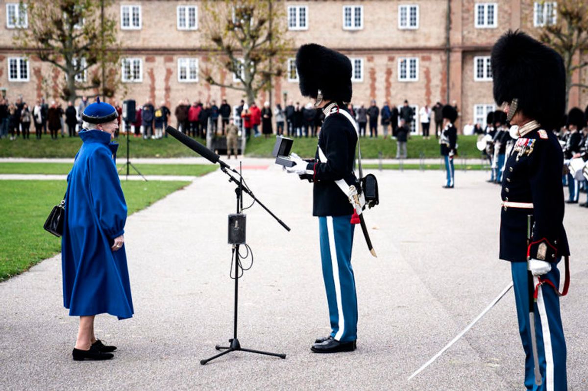 Hendes Majestæt Dronningen deltager og uddeler “Dronningens Ur” til garder Andreas Bang Nielsen fra Aalborg under Dronningeparade på Livgardens Kaserne i København, onsdag den 13. november 2019. Klik videre og se flere billeder. (Foto: Ida Guldbæk Arentsen/Ritzau Scanpix)