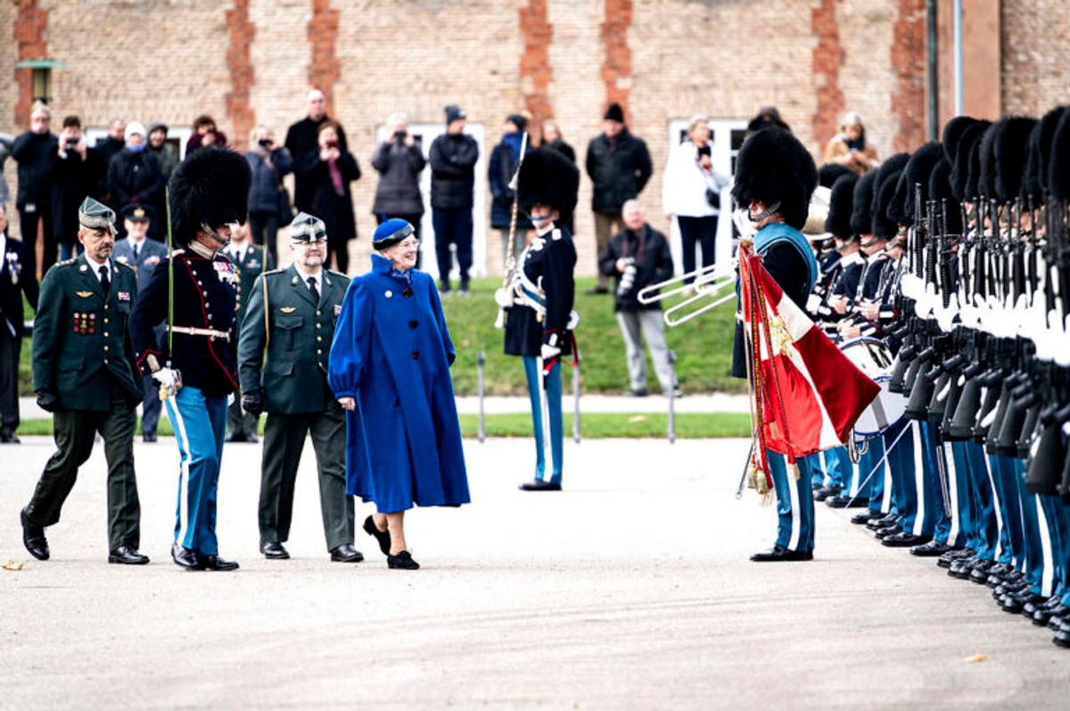 Hendes Majestæt Dronningen deltager og uddeler “Dronningens Ur” til en garder under Dronningeparade på Livgardens Kaserne i København, onsdag den 13. november 2019.. (Foto: Ida Guldbæk Arentsen/Ritzau Scanpix)
