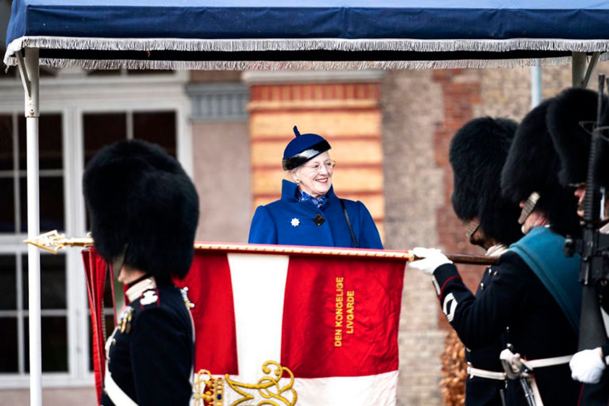 Hendes Majestæt Dronningen deltager og uddeler “Dronningens Ur” til en garder under Dronningeparade på Livgardens Kaserne i København, onsdag den 13. november 2019.. (Foto: Ida Guldbæk Arentsen/Ritzau Scanpix)