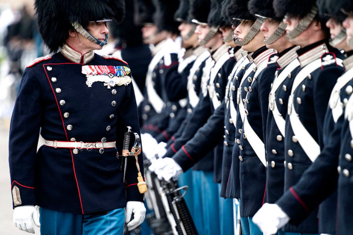 Hendes Majestæt Dronningen deltager og uddeler “Dronningens Ur” til en garder under Dronningeparade på Livgardens Kaserne i København, onsdag den 13. november 2019.. (Foto: Ida Guldbæk Arentsen/Ritzau Scanpix)