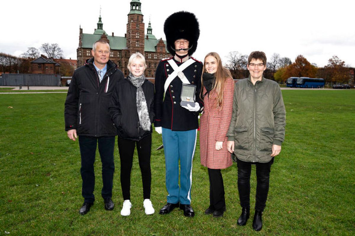 Garder Andreas Bang Nielsen fra Aalborg sammen med sine forældre Lars Bang Nielsen og Annitta Nielsen samt søstrene Signe og Maria Bang Nielsen. Andreas Bang Nielsen modtager “Dronningens Ur” på Livgardens Kaserne i København, onsdag den 13. november 2019.. (Foto: Ida Guldbæk Arentsen/Ritzau Scanpix)