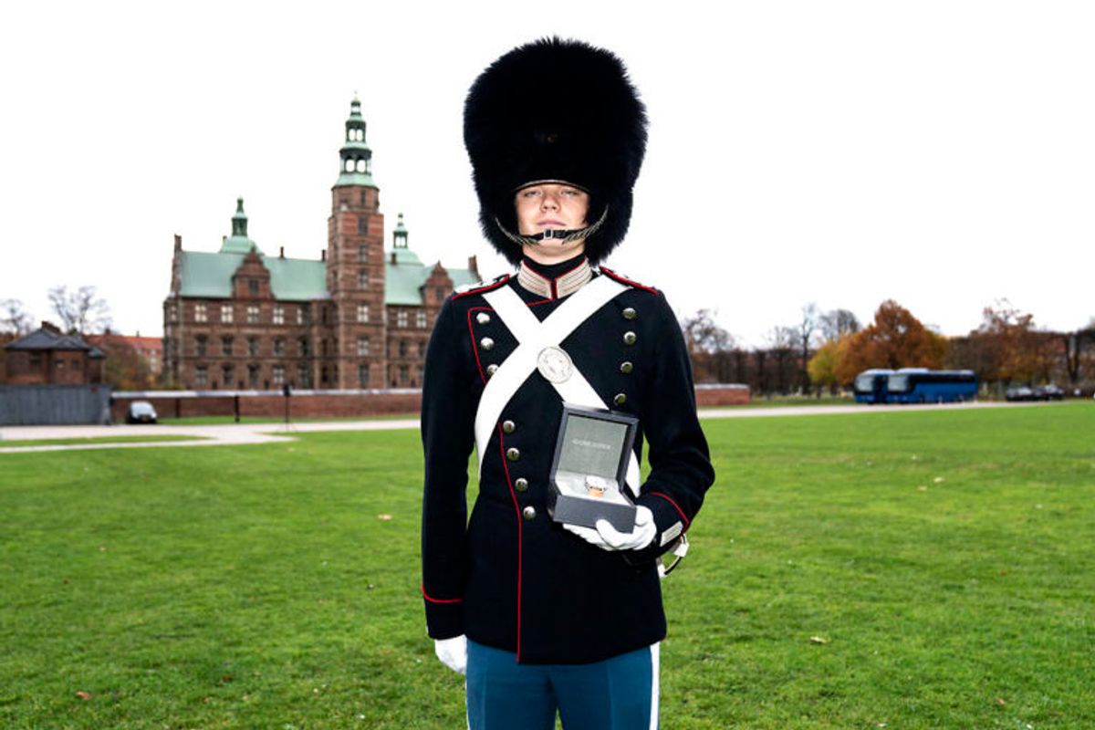 Garder Andreas Bang Nielsen fra Aalborg modtager “Dronningens Ur” på Livgardens Kaserne i København, onsdag den 13. november 2019.. (Foto: Ida Guldbæk Arentsen/Ritzau Scanpix)