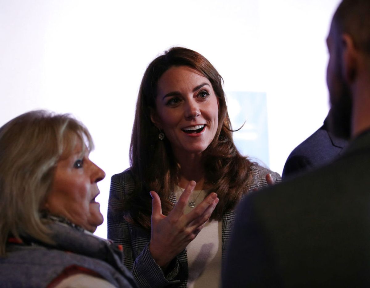 Hertuginde Kate i samtale med nogle af de frivillige i Shout. Klik videre for flere billeder. Foto: Scanpix/Yui Mok/Pool via REUTERS