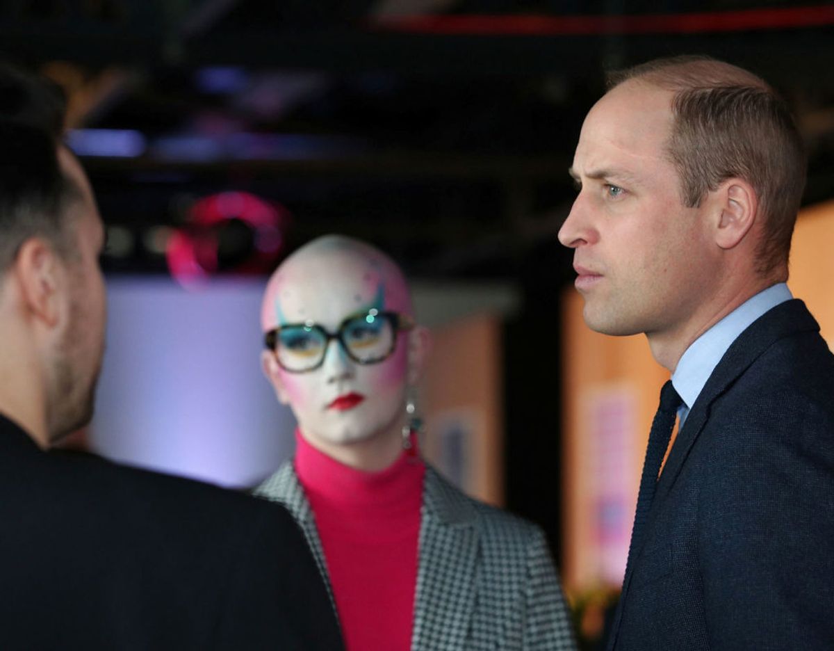 Prins William får sig en snak med et par af de frivillige. Foto: Scanpix/Yui Mok/Pool via REUTERS