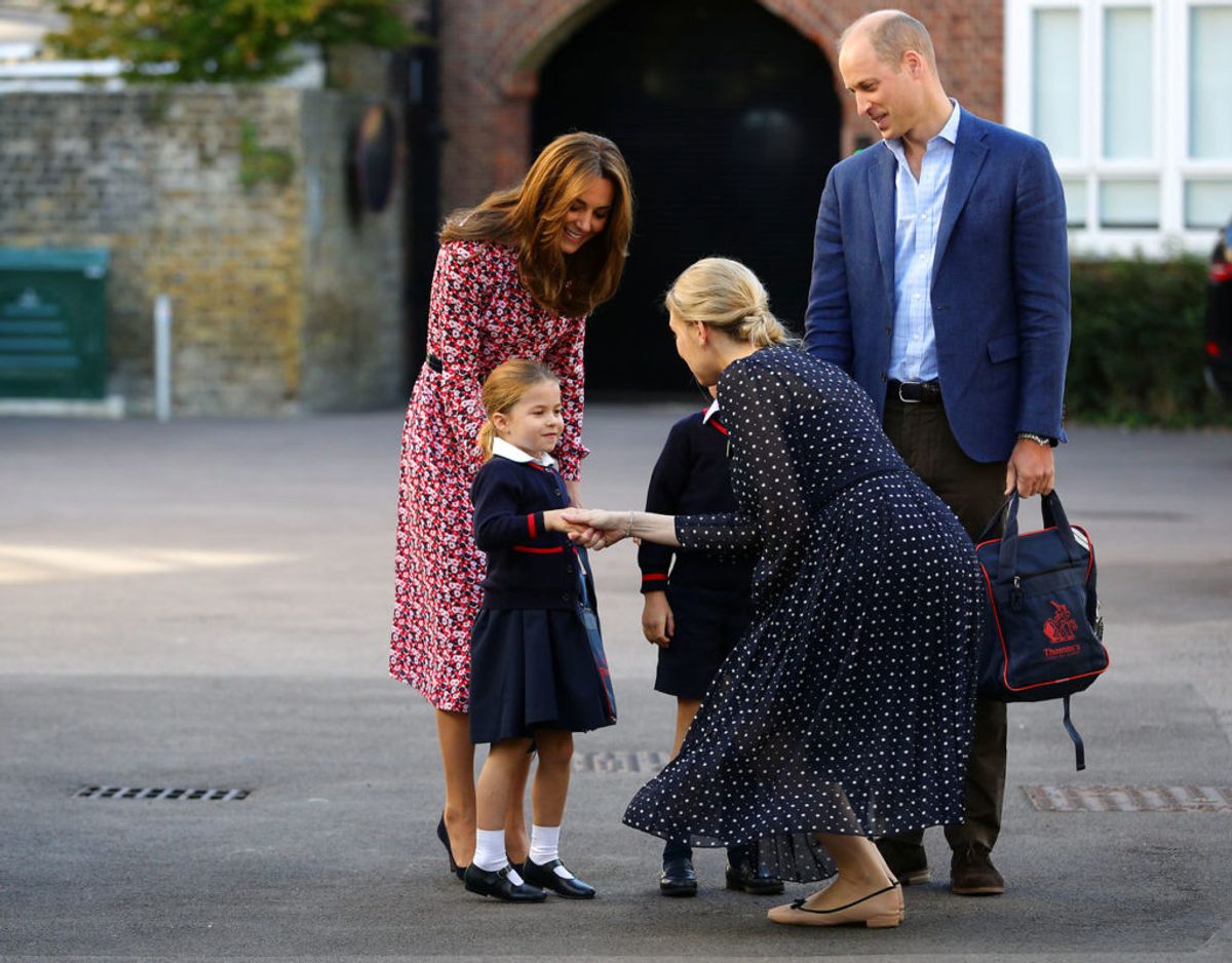 Prinsesse Charlotte var ledsaget af begge sine forældre, da hun startede i skolen den 5. september. Klik videre for flere billeder. Foto: Scanpix/Aaron Chown/Pool via REUTERS