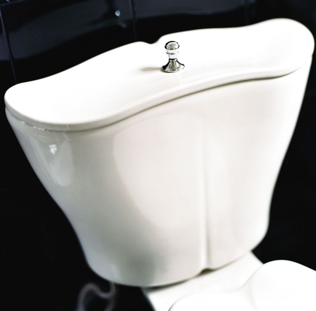 Det lyder ucharmerende, men du bør tjekke dit urin, når du er på toilettet. Har det en mørkere farve end vanligt, så kan det skyldes, at du mangler væske. JOHNER IMAGES/Scanpix