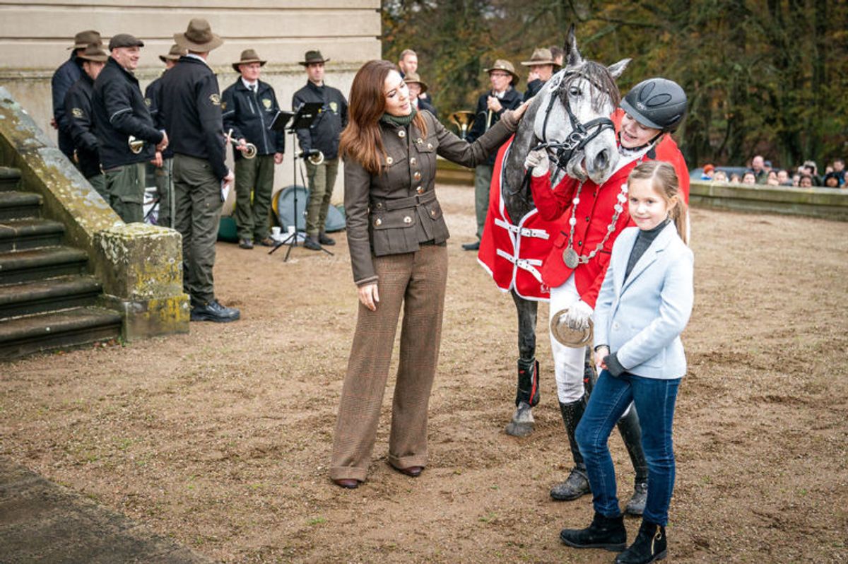 Kronprinsesse Mary og prinsesse Josephine overrækker præmierne til vinderen af Hubertusjagten 2019 for ponyer i Dyrehaven ved Klampenborg, søndag den 3. november 2019. Hubertusjagten er en symbolsk videreførelse af de gamle parforce-jagter, som Dyrehaven oprindeligt er anlagt til. Her lod man hunde støve ræven op, og feltet fulgte hunde og ræv. I dag er der ingen jagthunde, og ræven er erstattet af to “forlorne” ræve i form af to erfarne ryttere, som rider forrest med rævehaler på deres røde ridejakker. Jagten er ca. 11 km lang og tager 1½ time.. (Foto: Niels Christian Vilmann/Ritzau Scanpix)