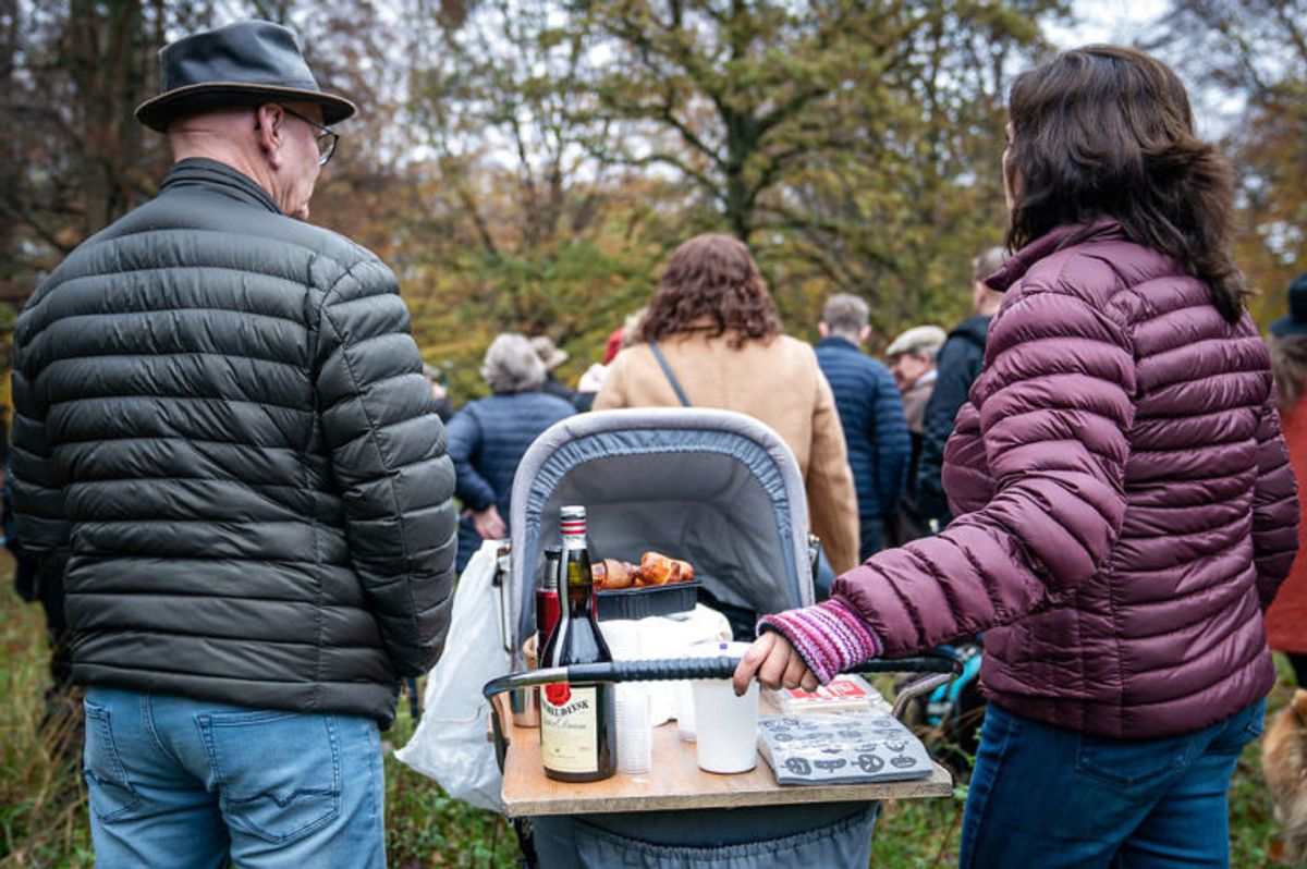 Et improviseret picnicbord er dækket op med både kaffe, croissanter og Gammel Dansk ved Hubertusjagten 2019 i Dyrehaven ved Klampenborg, søndag den 3. november 2019. Hubertusjagten er en symbolsk videreførelse af de gamle parforce-jagter, som Dyrehaven oprindeligt er anlagt til. Her lod man hunde støve ræven op, og feltet fulgte hunde og ræv. I dag er der ingen jagthunde, og ræven er erstattet af to “forlorne” ræve i form af to erfarne ryttere, som rider forrest med rævehaler på deres røde ridejakker. Jagten er ca. 11 km lang og tager 1½ time.. (Foto: Niels Christian Vilmann/Ritzau Scanpix)