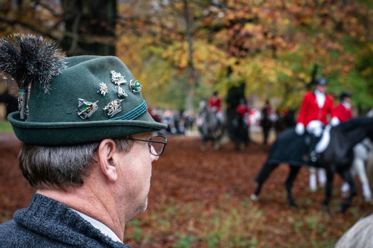 Tilskuerne er passende klædt på til Hubertusjagten 2019 i Dyrehaven ved Klampenborg, søndag den 3. november 2019. Hubertusjagten er en symbolsk videreførelse af de gamle parforce-jagter, som Dyrehaven oprindeligt er anlagt til. Her lod man hunde støve ræven op, og feltet fulgte hunde og ræv. I dag er der ingen jagthunde, og ræven er erstattet af to “forlorne” ræve i form af to erfarne ryttere, som rider forrest med rævehaler på deres røde ridejakker. Jagten er ca. 11 km lang og tager 1½ time.. (Foto: Niels Christian Vilmann/Ritzau Scanpix)