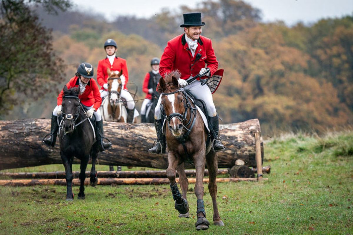 Ponymasteren, som man kan kende på den høje hat, ridder forrest Hubertusjagten 2019 i Dyrehaven ved Klampenborg, søndag den 3. november 2019. Hubertusjagten er en symbolsk videreførelse af de gamle parforce-jagter, som Dyrehaven oprindeligt er anlagt til. Her lod man hunde støve ræven op, og feltet fulgte hunde og ræv. I dag er der ingen jagthunde, og ræven er erstattet af to “forlorne” ræve i form af to erfarne ryttere, som rider forrest med rævehaler på deres røde ridejakker. Jagten er ca. 11 km lang og tager 1½ time.. (Foto: Niels Christian Vilmann/Ritzau Scanpix)