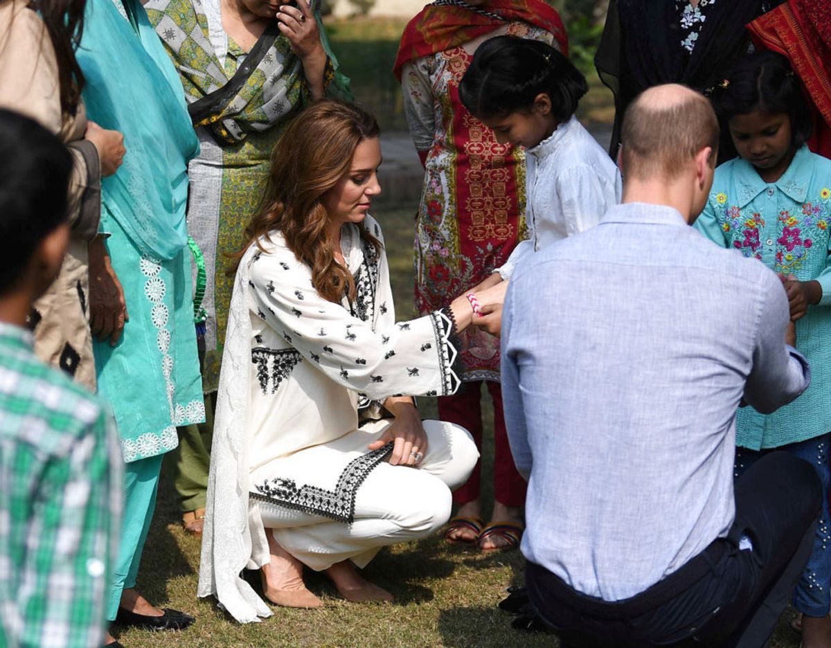 Billedet her er fra hertugparrets besøg i SOS Børnebyen. Det viser øjeblikket hvor et par af pigerne forærer Kate og William hver deres hjemmelavede armbånd. Klik videre for flere billeder. Foto: Scanpix/Neil Hall/Pool via REUTERS