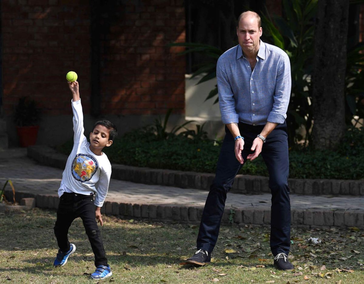 Prinsen spiller cricket med børnene. Klik videre for flere billeder. Foto: Scanpix/Neil Hall/Pool via REUTERS