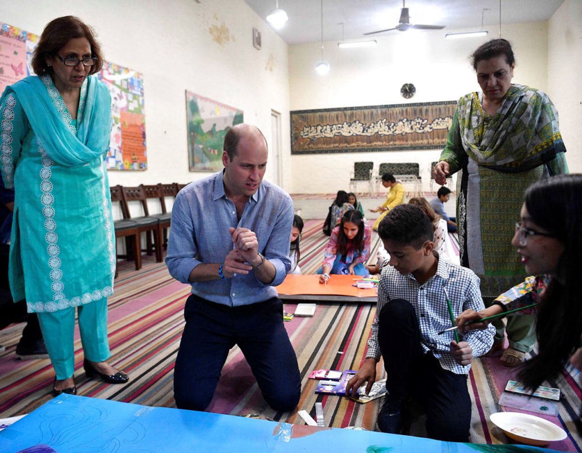 Prins William tegner med børnene. Klik videre for flere billeder. Foto: Scanpix/Neil Hall/Pool via REUTERS