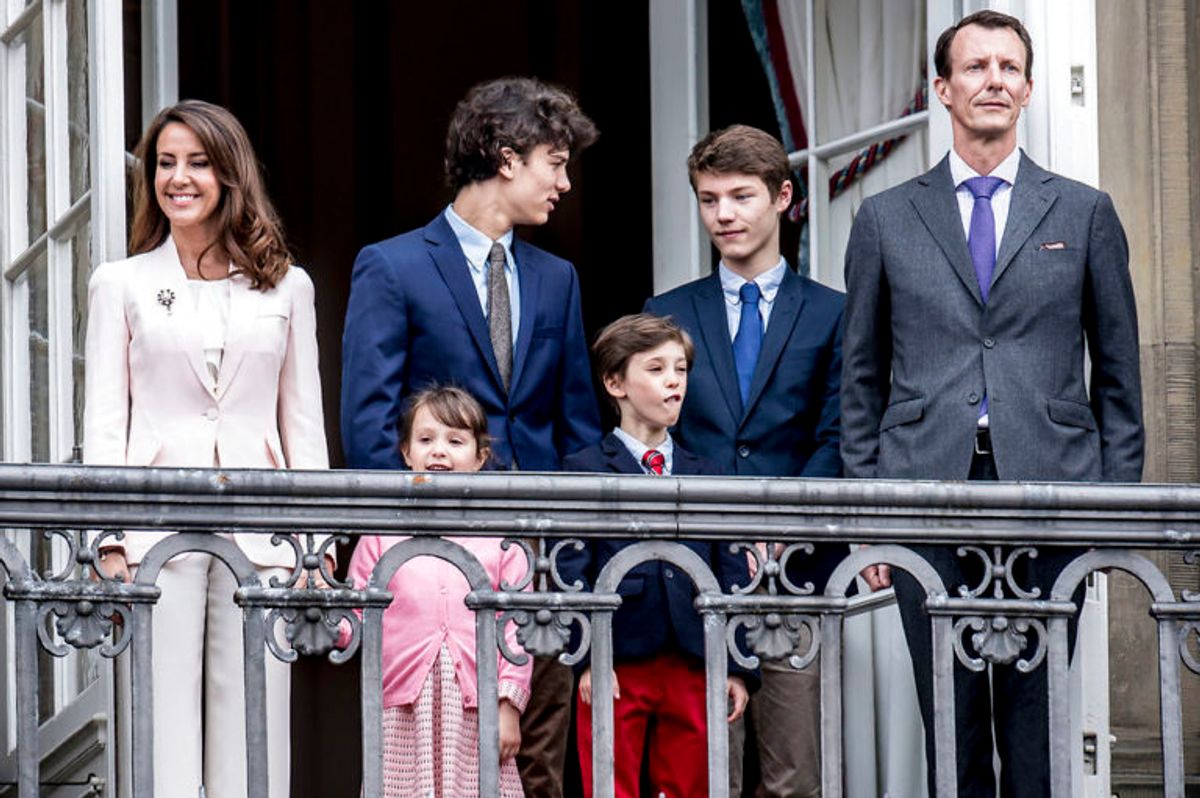 Prinsesse Marie, prinsesse Athena, prins Nikolai, prins Henrik, prins Felix og prins Joachim vinker til de mange mennesker, som er mødt op på Amalienborg Slotsplads i København, for at hylde Dronning Margrethe på hendes 78 års fødselsdag, mandag den 16. april 2018.. (Foto: Mads Claus Rasmussen/Ritzau Scanpix)