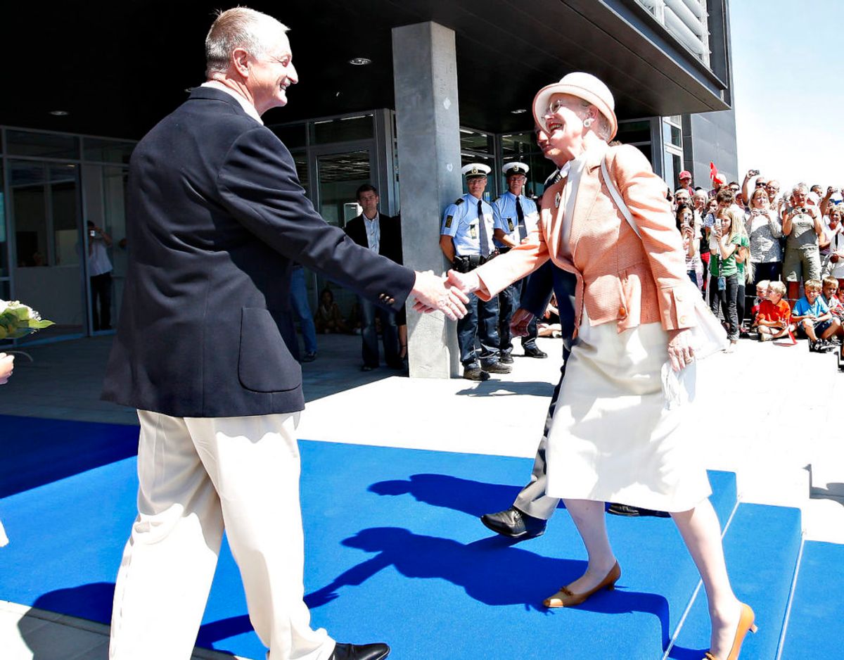 Dronning Margrethe og prins Henrik besøgte JYSKs store domicil ved Uldum. Hermodtages Dronning Margrethe af Lars Larsen. Arkivfoto: Scanpix.
