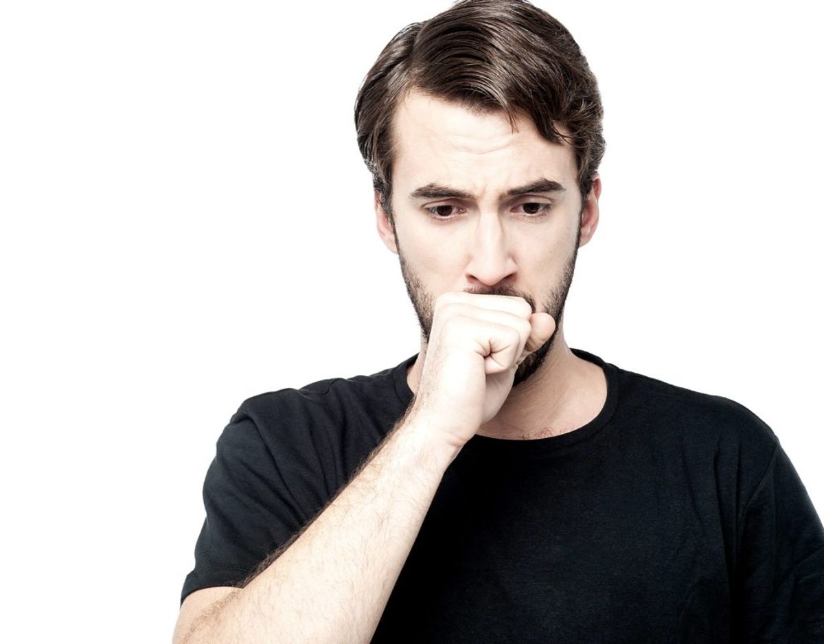 Symptom nummer 3: Længerevarende hoste eller hæshed – Hoste er en almindelig reaktion for kroppen. Vi hoster f.eks. for at rense lunger og luftveje. Men du skal gå til lægen, hvis hosten ændrer sig eller bliver værre.