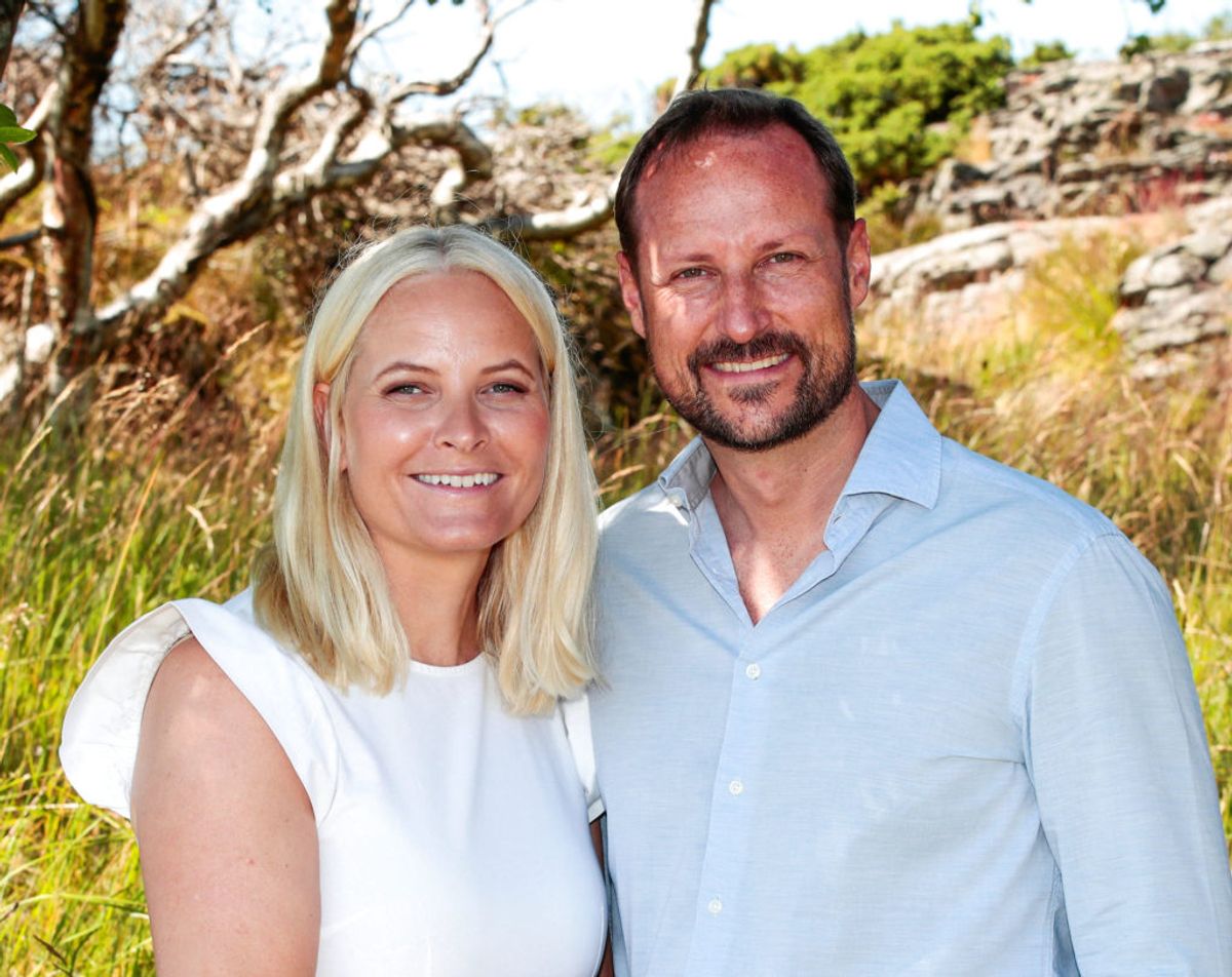 Her ses kronprinsessen med sin mand, kronprins Haakon under familiens sommerferie. Foto: Lise Aserud /Scanpix