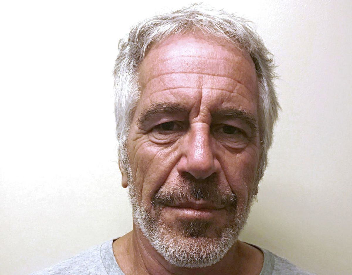 Sex-anklagede Jeffrey Epstein blev lørdag fundet død i sin celle på Manhattan, New York. Han har angiveligt begået selvmord. Klik videre i galleriet for flere billeder. Foto: Scanpix/REUTERS.