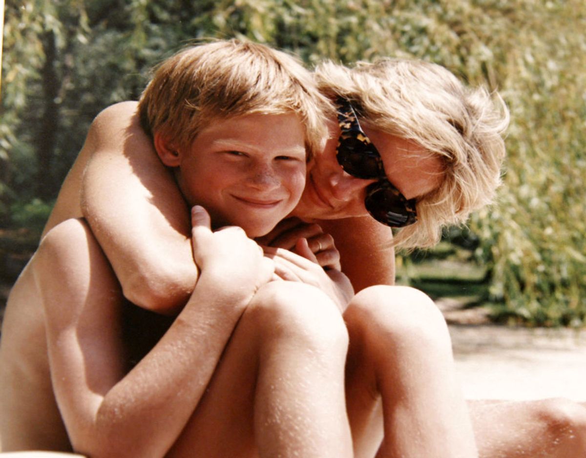 Prinsesse Diana var angiveligt meget opmærksom på, at give sin yngste søn. pris Harry, masser af opmærksomhed. Klik videre i galleriet for flere billeder. Foto: Kensington Palace/Pool/ Handout via REUTERS