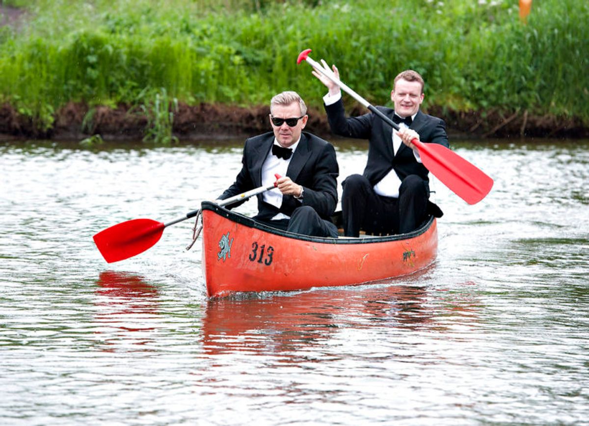Klovn på tour.: Klovn the Movie og Zentropa præsenterede tirsdag eftermiddag Frank Hvam og Casper Christensen for at fortælle om starten på deres tour de fiss rundt i den danske sommer.De 2 herrer ankom i kano via Skive å og gik til pressemøde i et fortelt til en campingvogn på Skive Festival der startede senere på aftenen tirsdag d. 31 maj 2011. (Foto: Henning Bagger/Scanpix 2011)