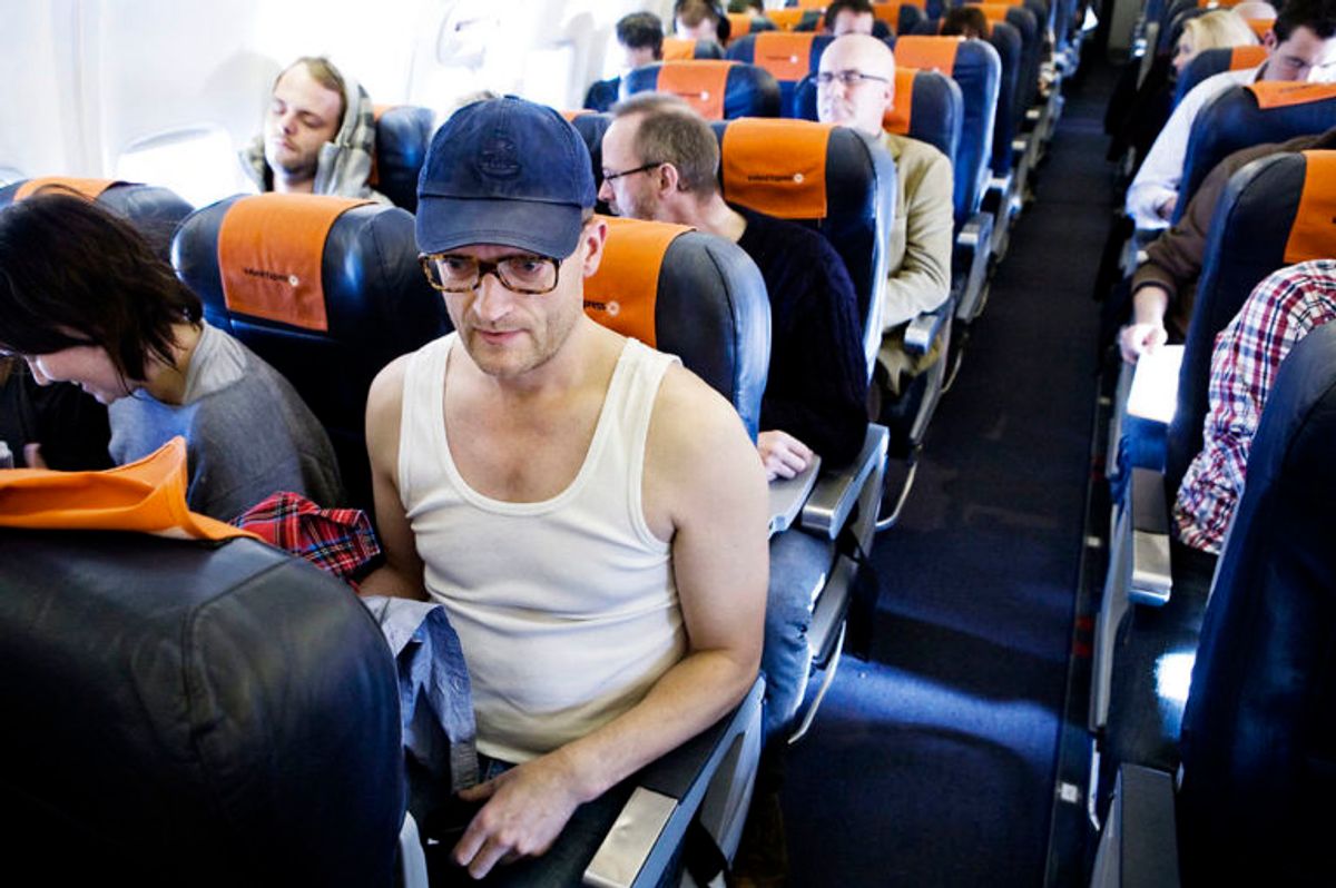 Casper Christensen, Frank Hvam og Iben Hjejle tager til Island fordi de har en stor skare inkarnerede fans på den lille nordatlantiske ø. På Island præsenterer de deres 5. sæson af klovn.