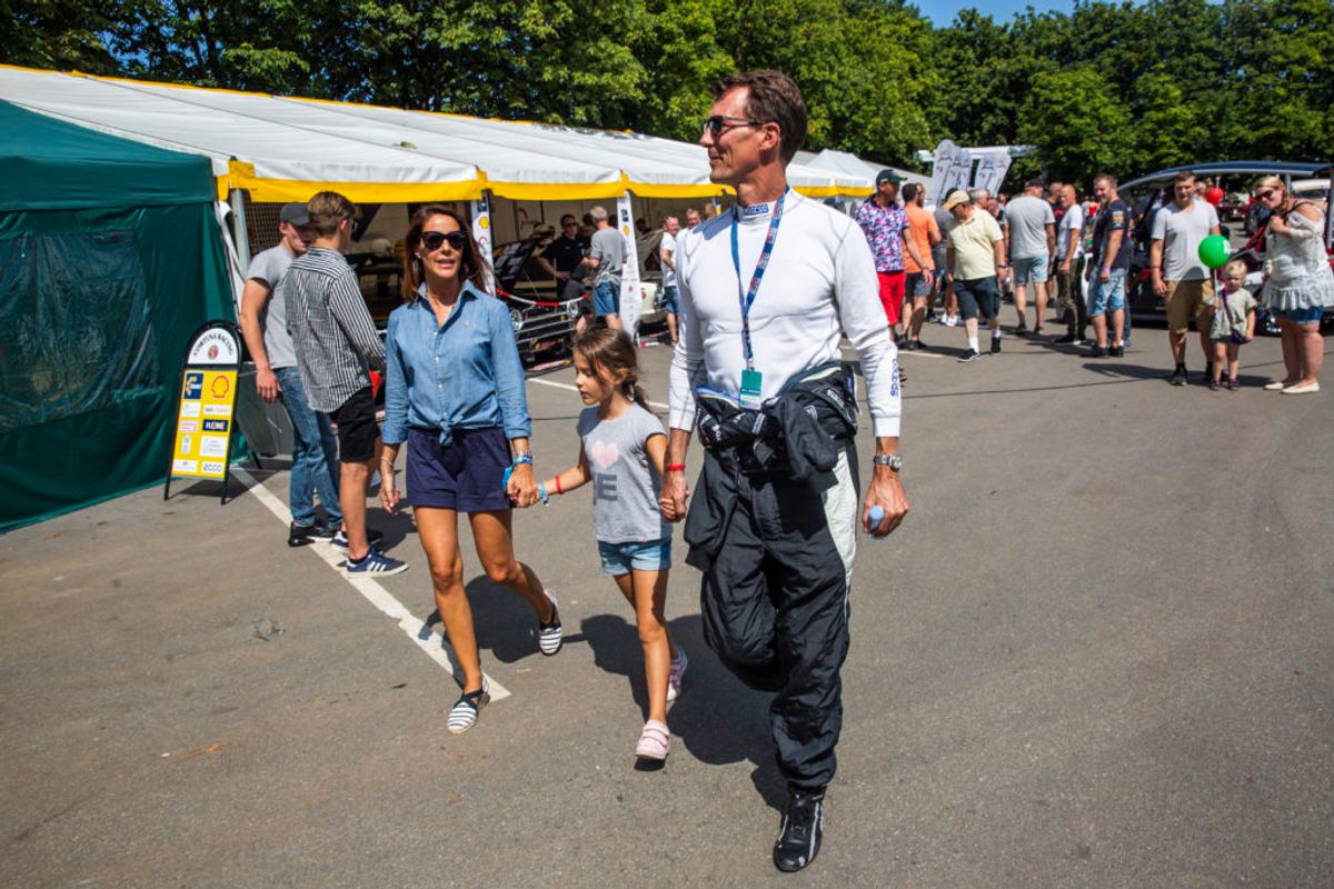 Prins Joachim og prinsesse Marie slentrer gennem eventområdet ved Copenhagen Historic Grand Prix på Bellahøj i København lørdag KLIK FOR FLERE BILLEDER. (Foto: Ólafur Steinar Rye Gestsson/Ritzau Scanpix)