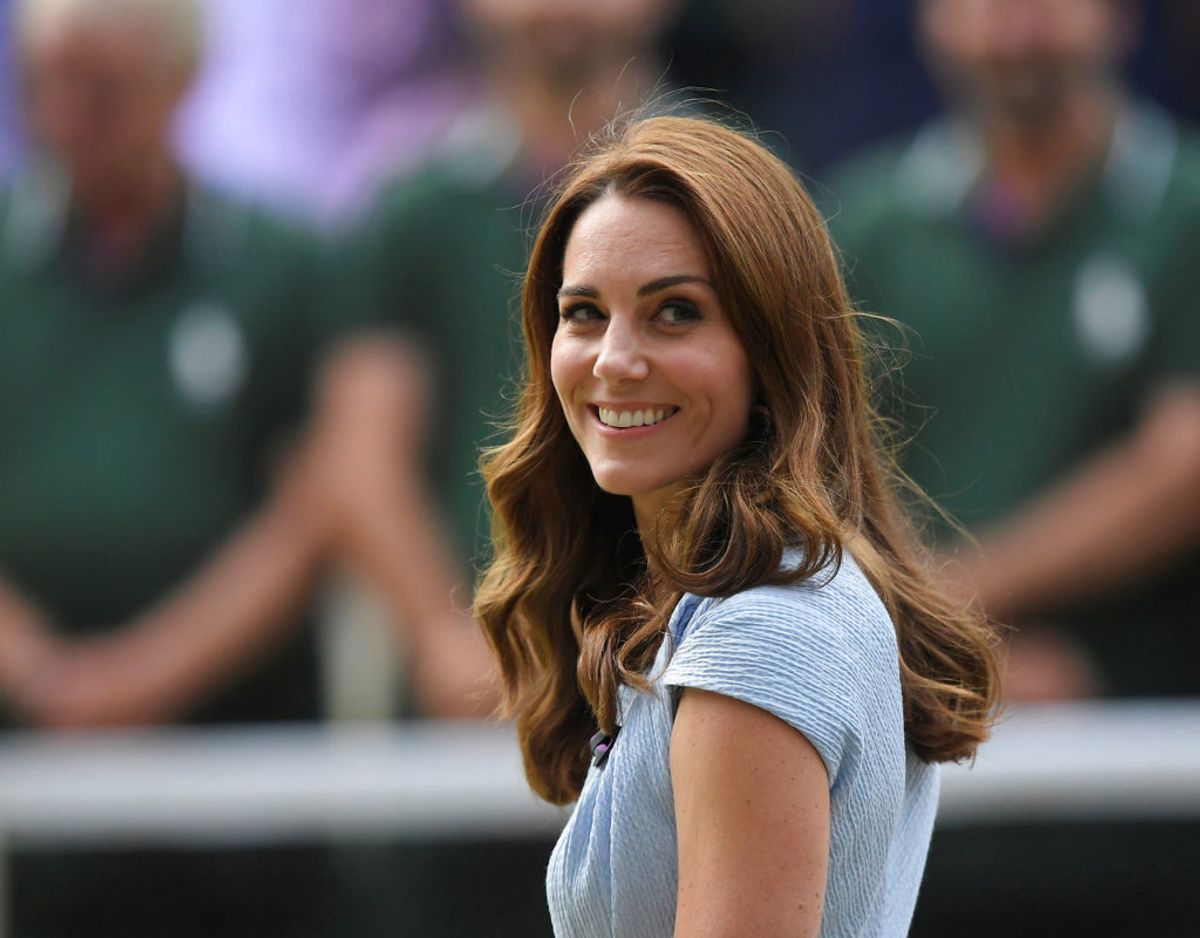 Hertuginde Kate der var på rækkerne ved Wimbledon-finalerne fik overrakt en helt særlig gave fra en meget særlig person. Klik videre for at se flere billeder. Foto: Scanpix
