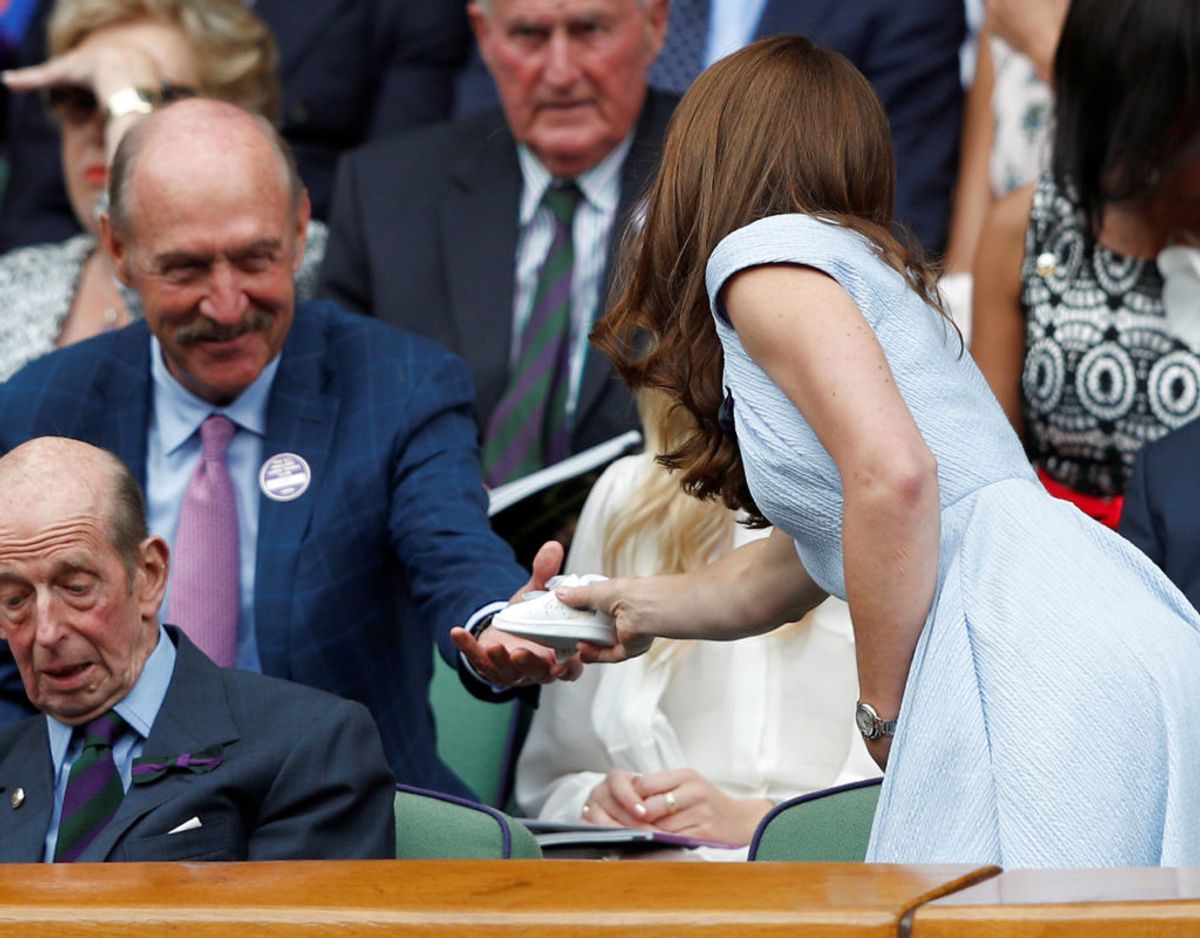 Af tennislegenden Stan Smith fik hertuginden overrakt en børnestørrelse af skoen, som Adidas har opkaldt efter tennisspilleren. Foto: Scanpix