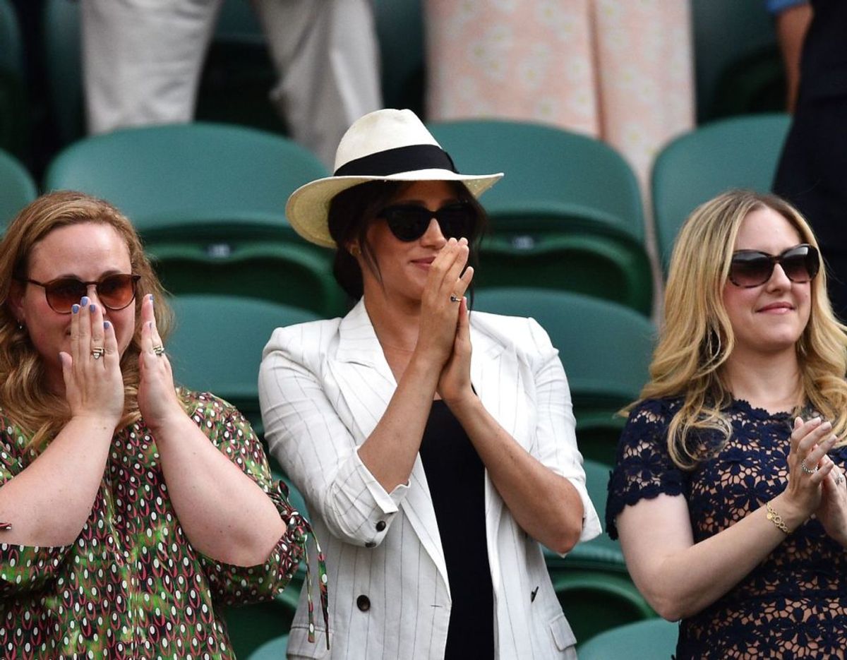 Meghan havde følgeskab til Wimbledon af sine to veninder, VGenevieve Hillis og Lindsay Roth, som hun kender fra sin studietid. Klik videre i galleriet for flere billeder. Foto: Scanpix/Glyn KIRK / AFP) /