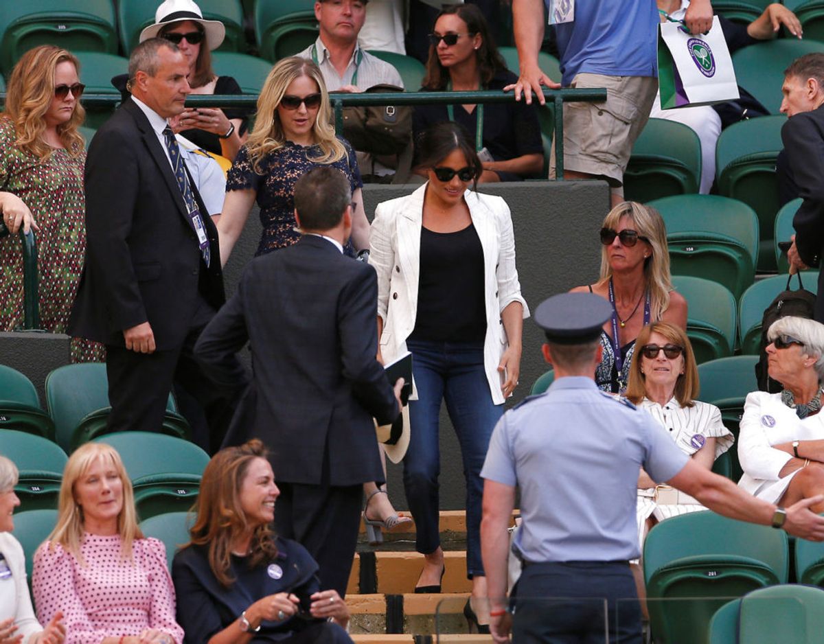 Meghan vises på plads da hun ankom til Wimbledon torsdag den 4. juli for at se sin veninde, Serena Williams, i aktion. Klik videre i galleriet for flere billeder. Foto: Scanpix/ REUTERS/Andrew Couldridge