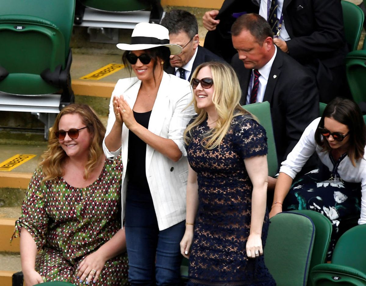 Meghan var afslappet lædt i jeans og en hvid blazer. Klik videre i galleriet for flere billeder. Foto: Scanpix/REUTERS/Toby Melville