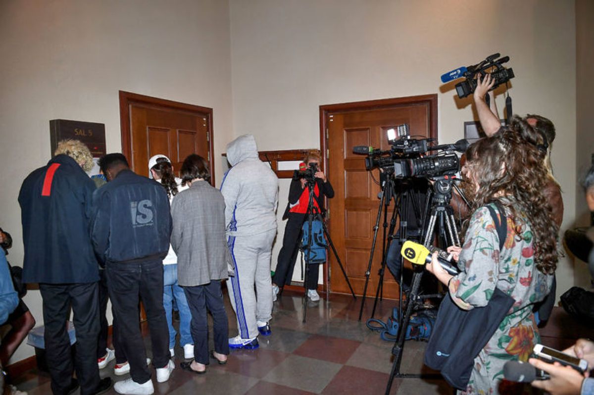 Her ses en række personer, der følger musikeren Rakim Mayers, bedre kendt som Asap Rocky, på dennes turné. Foto: Scanpix