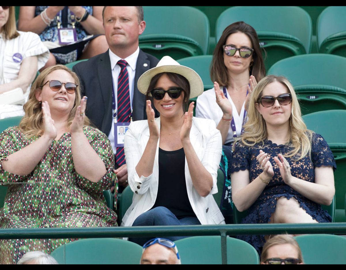 Meghan havde torsdag taget sig tid til at se tennis ved Wimbledon. KLIK FOR FLERE ROYALE TIL TENNIS. Foto: Scanpix