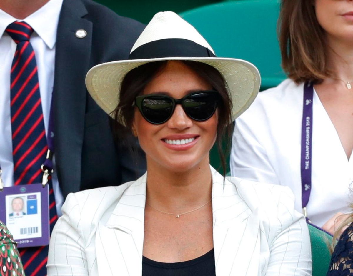 Meghan havde torsdag taget sig tid til at se tennis ved Wimbledon. KLIK FOR FLERE ROYALE TIL TENNIS. Foto: Scanpix