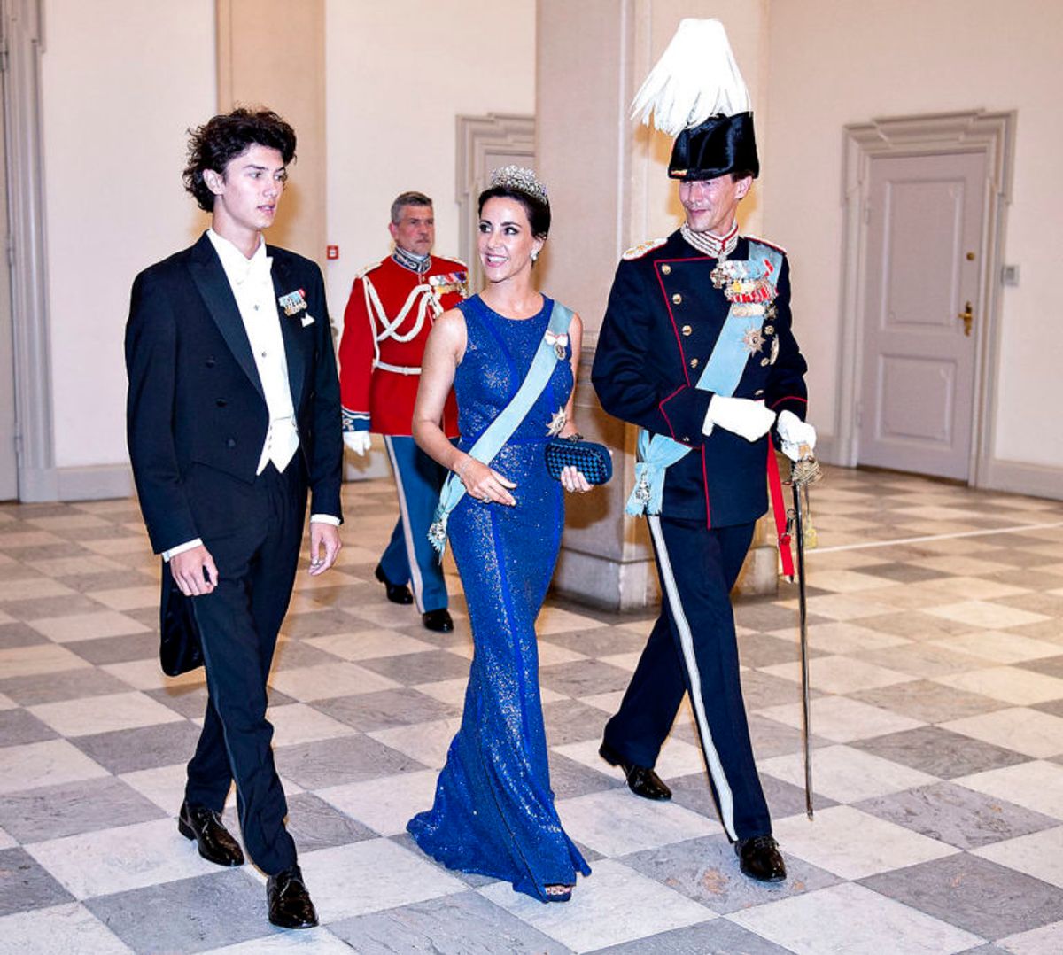 Prins Joachim og Prinsesse Marie med Prins Nikolai ved gallataffel på Christiansborg Slot i anledning af kronprinsens 50 års fødselsdag, lørdag den 26. maj 2018.. (Foto: Henning Bagger/Ritzau Scanpix)