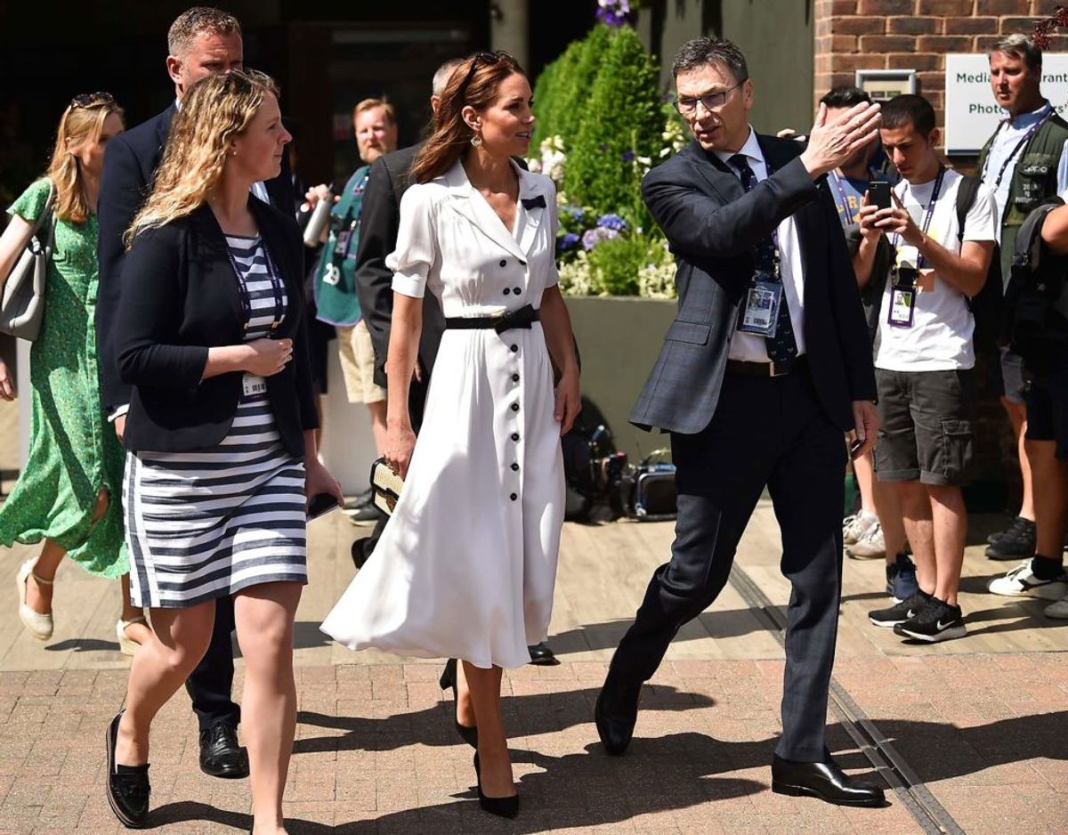De royale har så småt vist sig som tilskuere ved dette års Wimbledon. Både hertuginde Kate og vores egen kronprins Frederik har siddet på lægterne ved den store tennisturnering. Klik videre for flere billeder. Foto: Scanpix