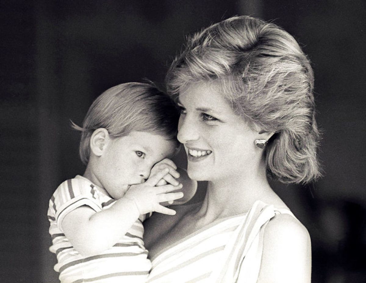Her viser prinsesse Diana en helt ung prins Harry frem. Foto: Scanpix