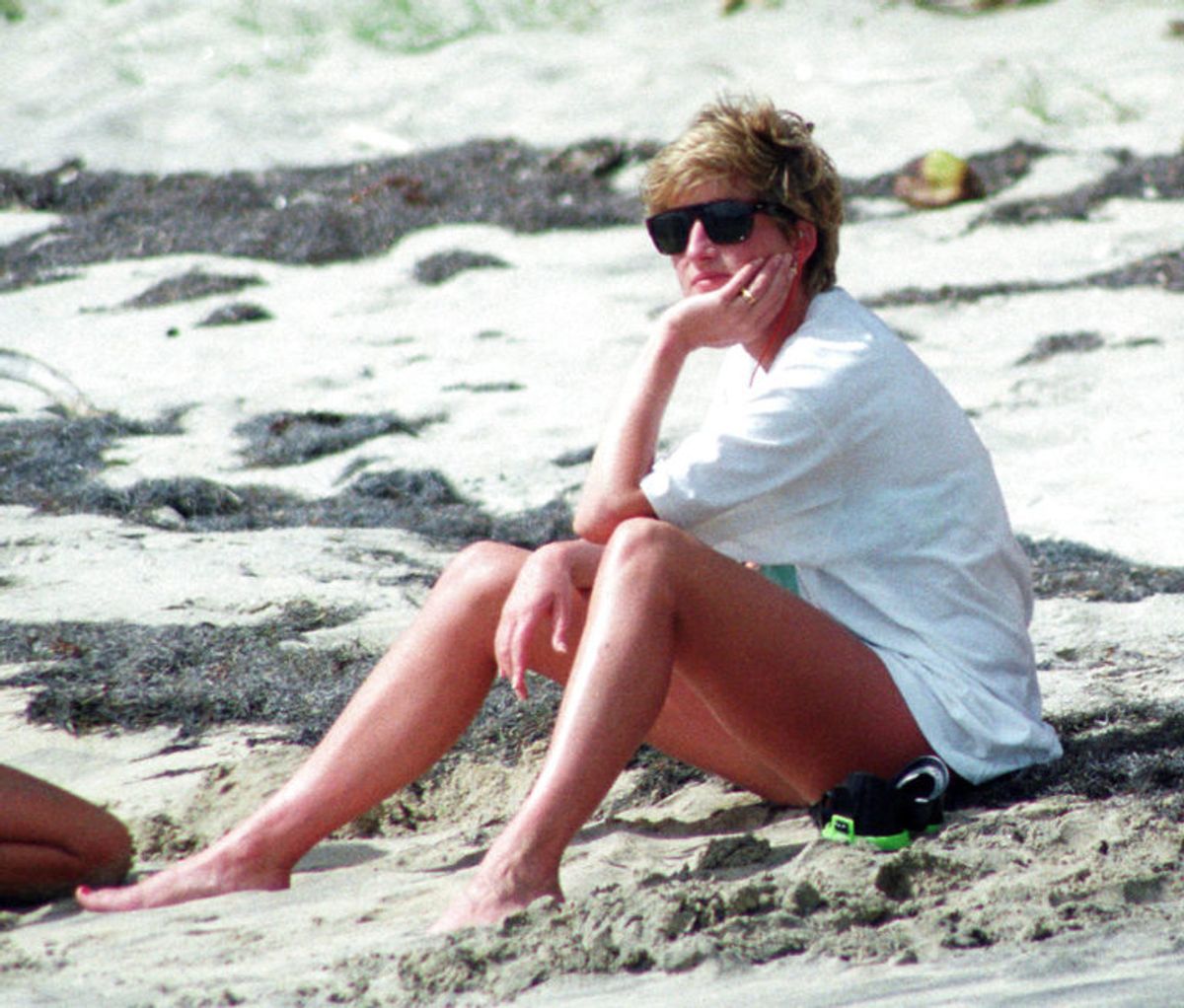 Her ses prinsesse Diana nyde en tur på stranden på den caribiske ø Nevis tilbage i 1993. KLIK VIDERE OG SE HENDES LIV I BILLEDER. Foto: Scanpix