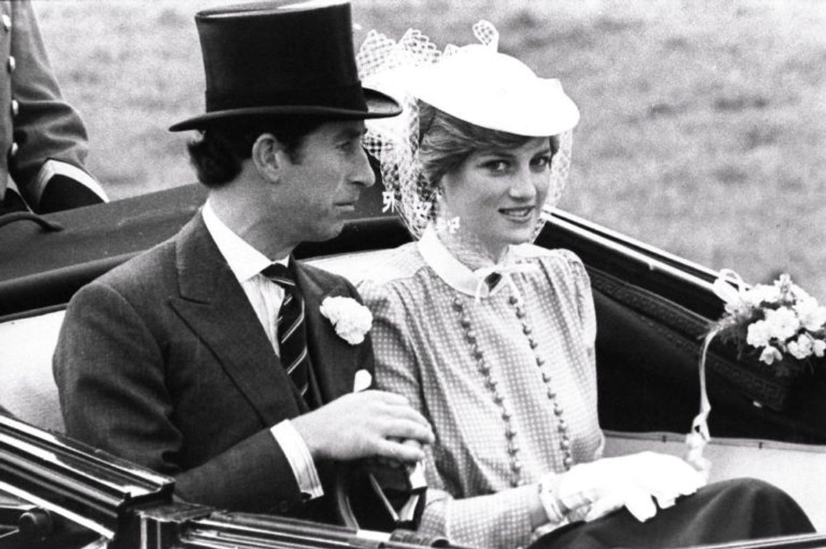 Prins Charles og Diana nyder en karettur inden deres bryllup i 1981. Foto: Scanpix