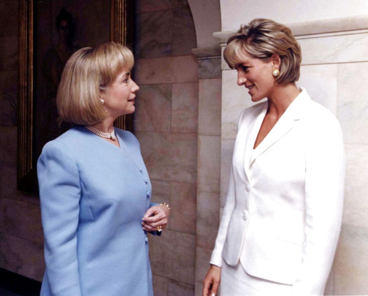 Prinsesse Diana møder her Hillary Rodham Clinton, da hun var førstedame i Det Hvide Hus. Foto: Scanpix