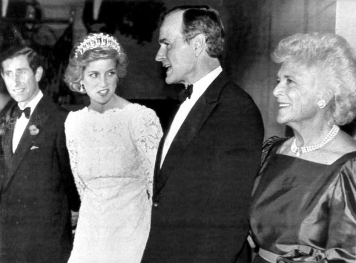 Prins Charles og prinsesse Diana møder daværende vicepræsident George Bush og hustruen Barbara Bush på den britiske ambassade i Washington. Foto: Scanpix