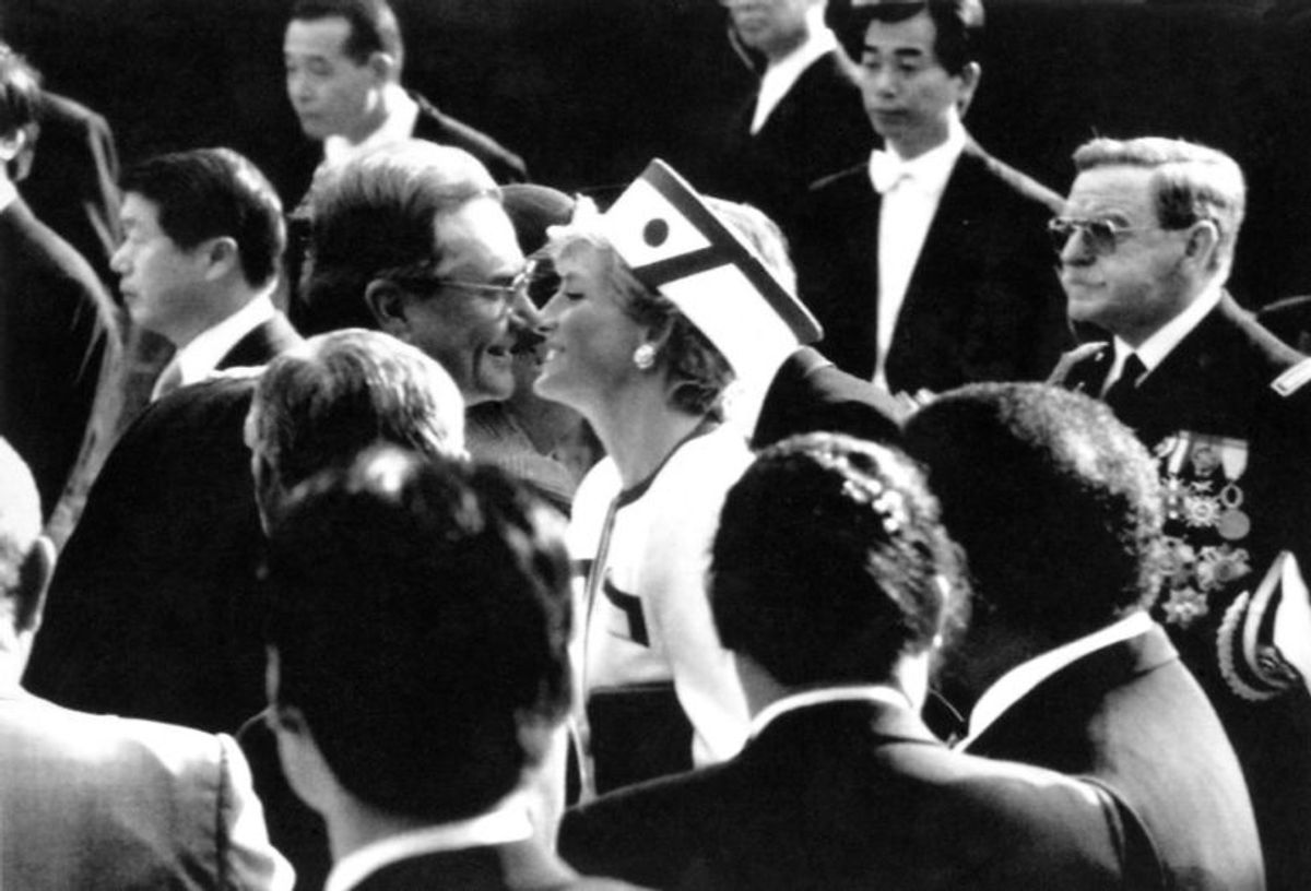 Prinsesse Diana kysser Prins Henrik, ved den japanske kejser Akihito”s festligheder på Akasaka paladset i Tokyo. Foto: Scanpix