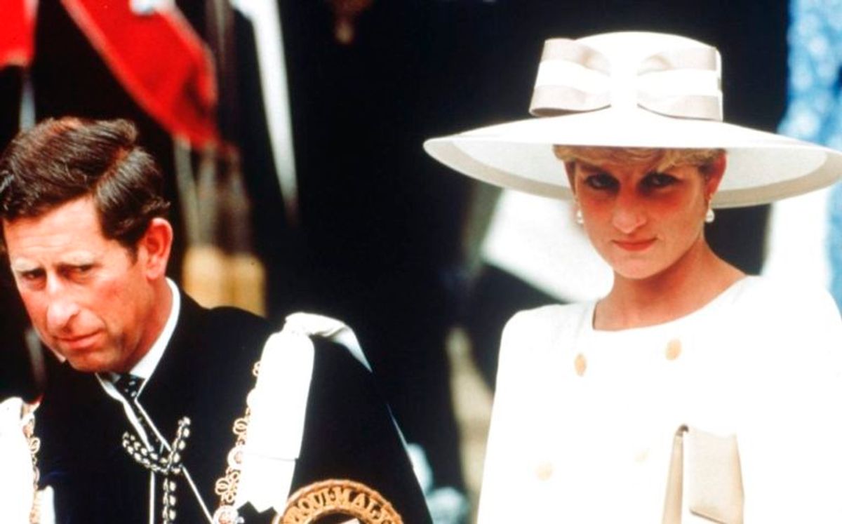Blot få timer efter, at den britiske prinsesse Diana onsdag aften lod meddele, at hun bøjede sig for kongehusets pres om en skilsmisse fra Prins Charles, lagde selv samme kongehus i en meddelelse afstand til Lady Diana og sagde, at en aftale først skal behandles på plads. Foto: Scanpix