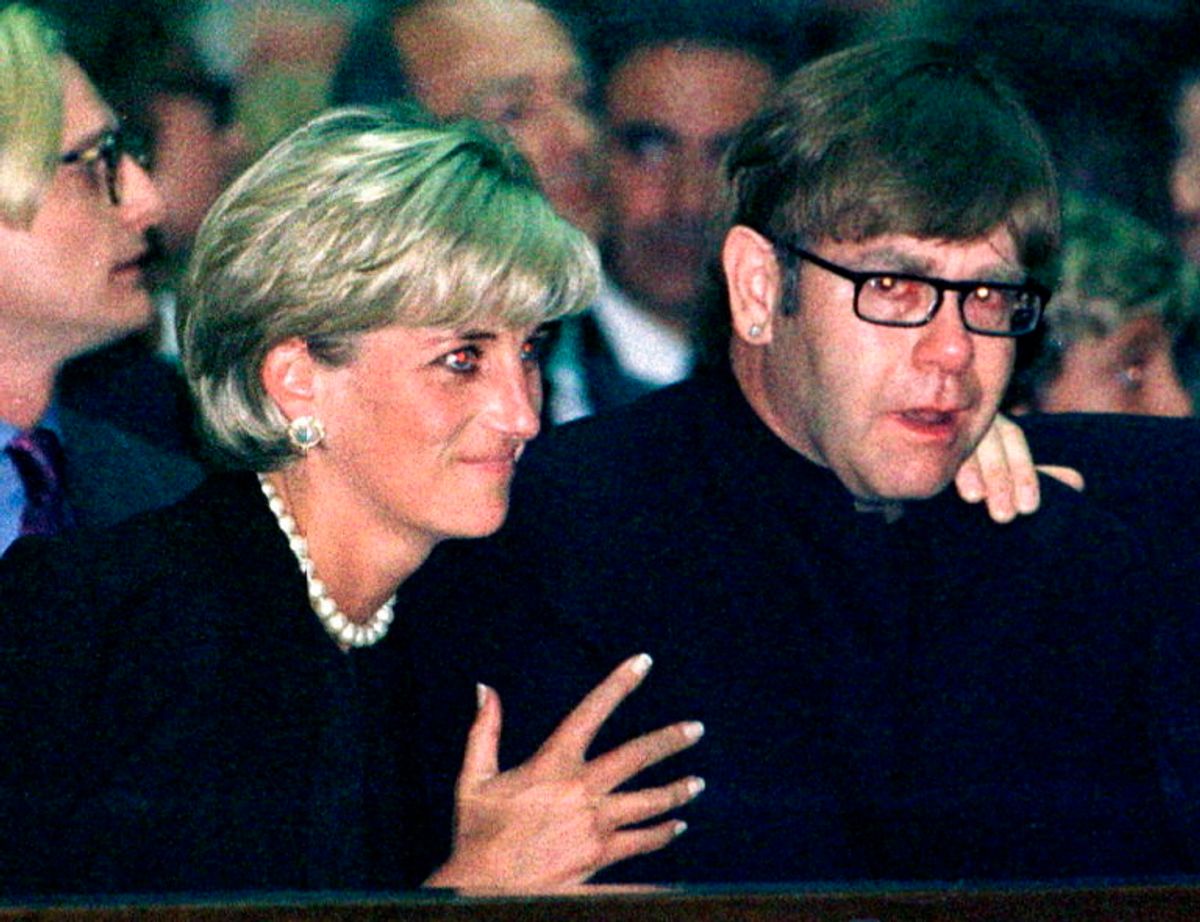 Prinsesse Diana trøster popfænomenet Elton John, der græder i forbindelse med mindehøjtideligheden for Gianni Versace i Milano. Foto: Scanpix