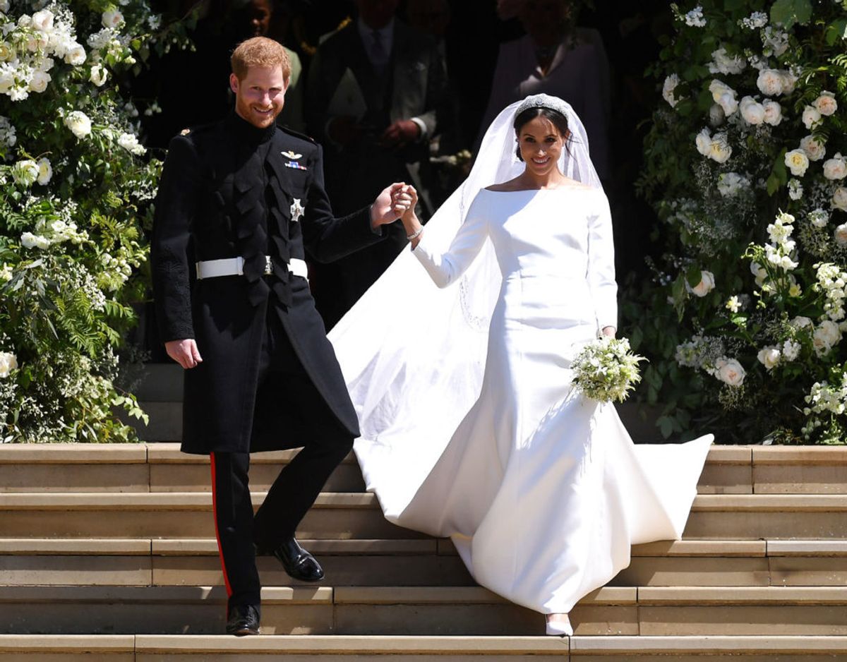 Det er dronningen, der har sidste ord, når der skal vælges brudekjoler ved et kongeligt bryllup. Dronning Elizabeth skal godkende brudekjolen, før den kan bruges. Foto: Scanpix