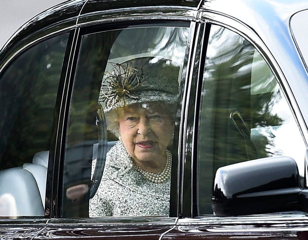 Dronning Elizabeth er det eneste royale, der må køre bil uden kørekort og uden, at bilen har nummerplader på. Foto: Scanpix