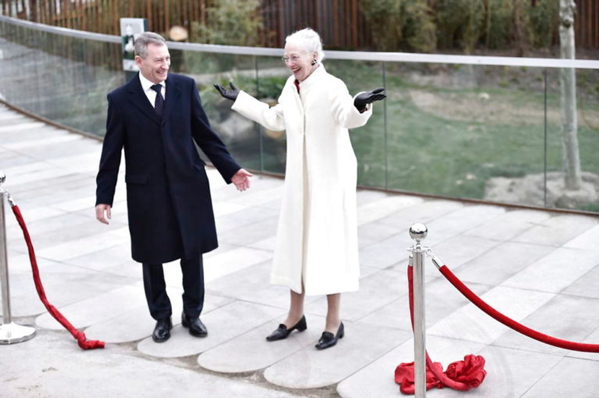 Både dronning Margrethe og kronprinsesse Mary var mødt op for at sige hej til pandaerne. KLIK VIDERE OG SE FLERE BILLEDER FRA ONSDAGENS VELKOMST. (Foto: Scanpix)
