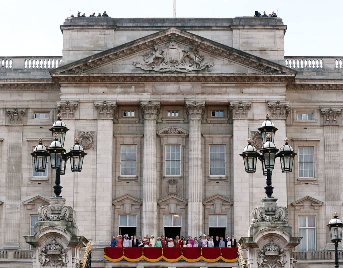 Buckingham Palace betragtes ikke blot som dronningens hjem, men også som hendes arbejdsplads. Derfor tilbringer hun størstedelen af sin tid på paladset. Klik videre i galleriet for flere billeder. Foto: Scanpix/REUTERS/Hannah Mckay