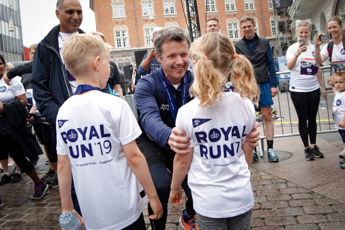 Kronprins Frederik løber One Mile under Royal Run i Aarhus. Her hilser han på nogle af de yngre deltagere. KLIK og se billeder fra Aarhus og Aalborg. (Foto: Bo Amstrup/Ritzau Scanpix)