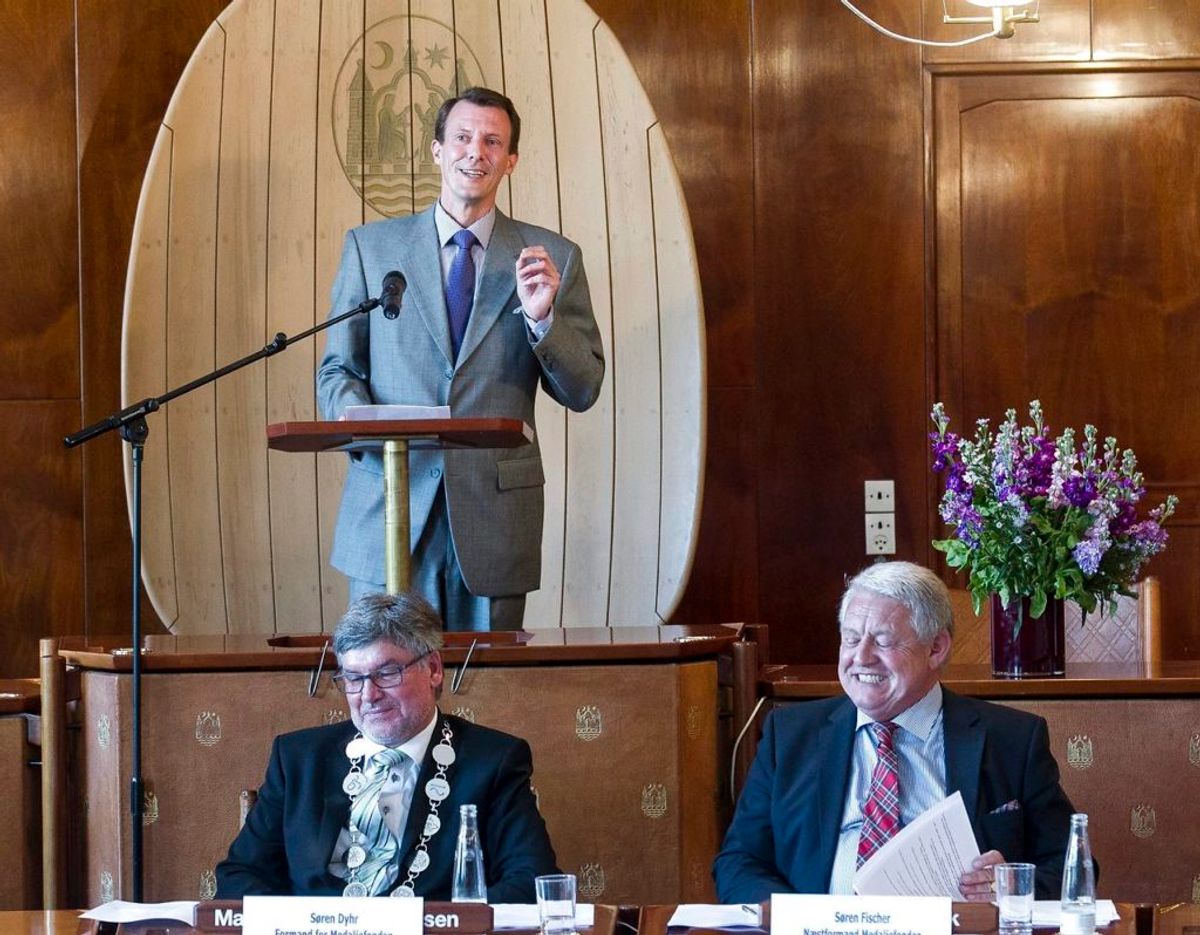 Prins Joachim overrakte prisen til Rasmus Tantholdt. Prinsen har uddelt Årets Æreshåndværker flere gange. Her i 2013. Foto: Scanpix